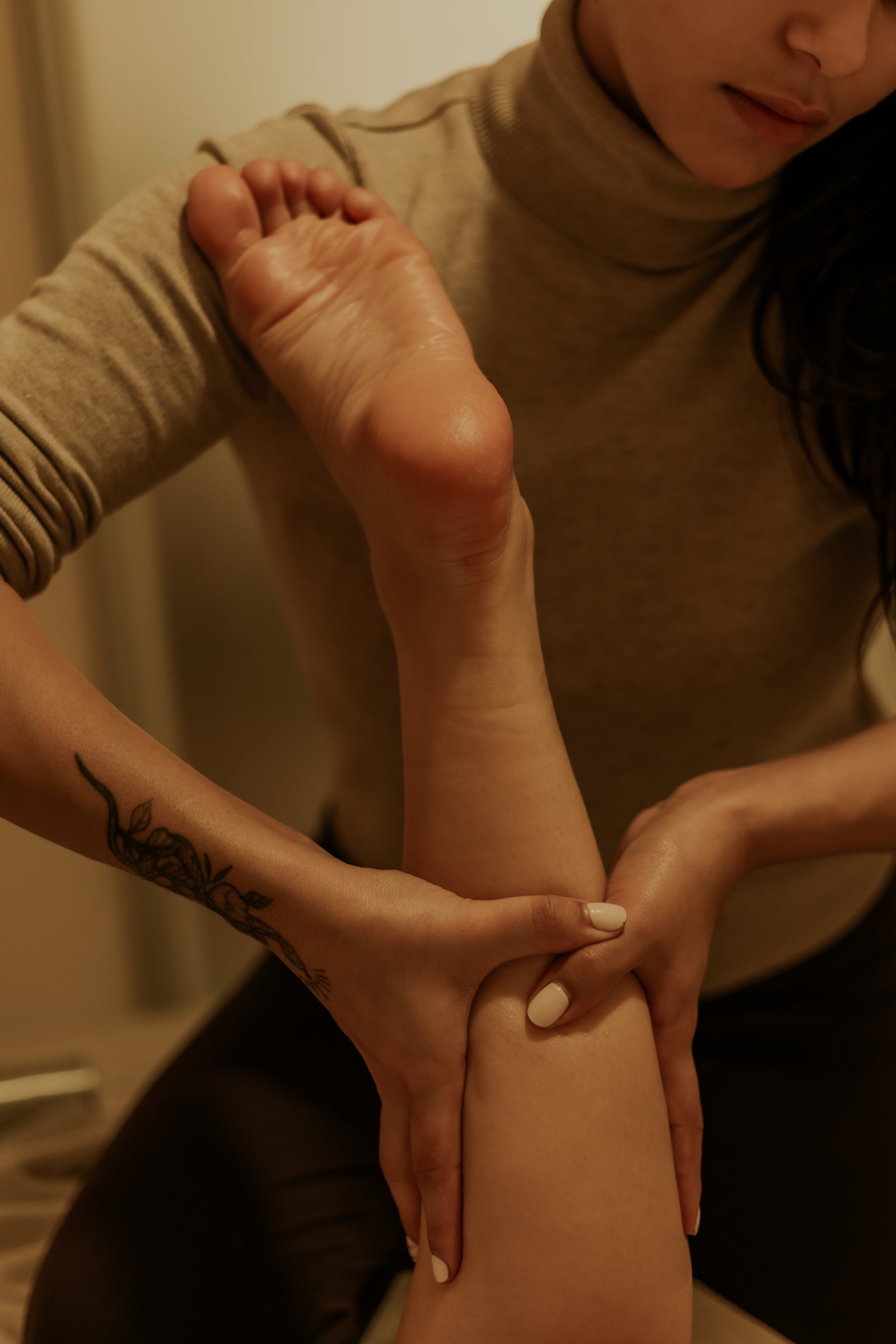 Brazilian lymphatic drainage on the leg